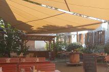 Großzügiger Innenhof mit Sonnensegel